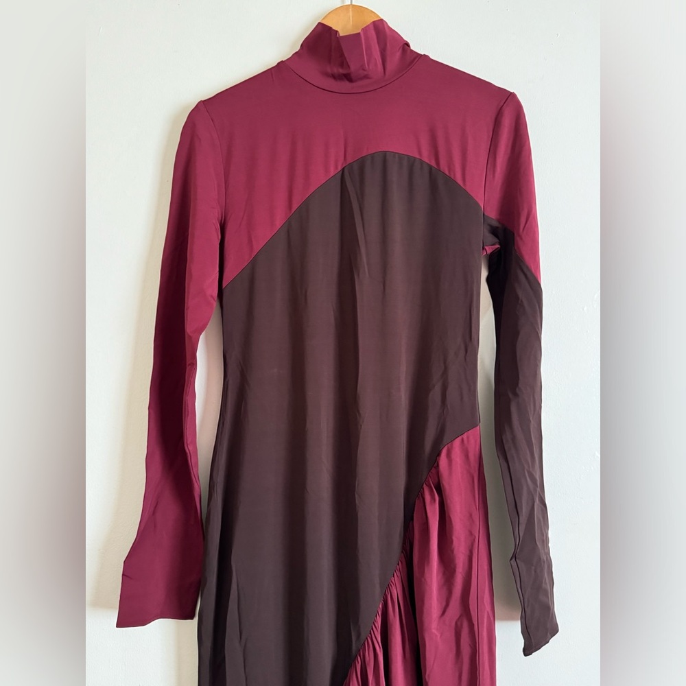 The Abstraction Colorblocked Long-Sleeve Jersey Gown in Coffee Bean and Currant - Picture 3 of 10